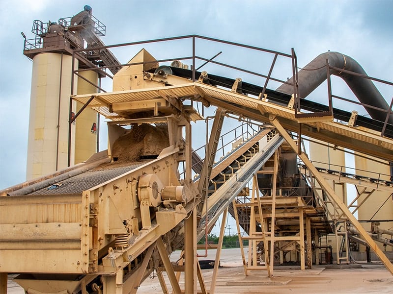 Asphalt plant feeders and screen in Saginaw, Texas